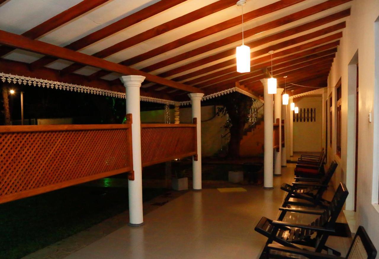 Vishmee Holiday Inn Embilipitiya Eksteriør bilde